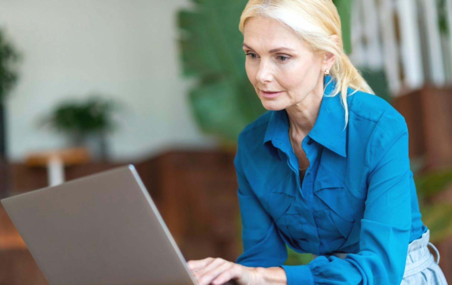 Analista financiero trabajando con modelos de valoración en Excel